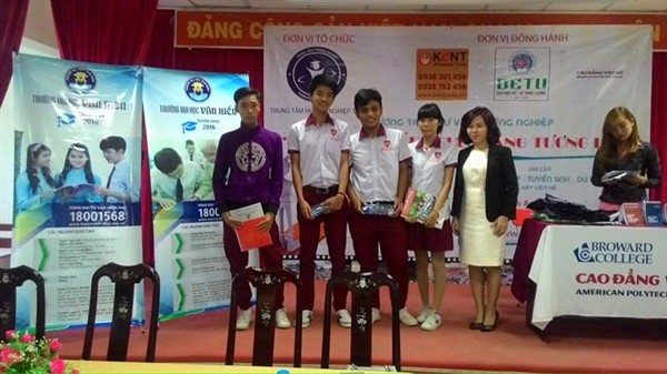 Các bạn học sinh nhận quà lưu niệm từ Đại học Sunderland